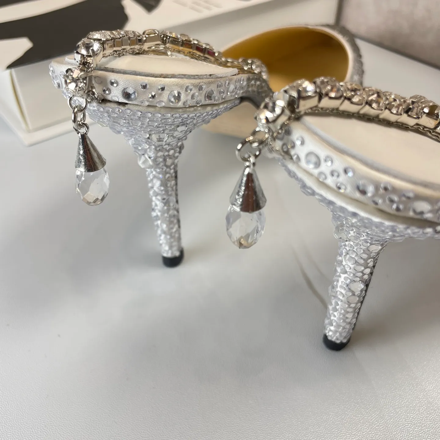 👟👟Ex-factory price 680👟👟 Jimmy Choo/Jimmy Choo classic diamond chain pointed toe crystal high-heeled sandals. Excellent crystal shoes, so beautiful that you can't take your eyes away. The shape of the shoes is very delicate, not too narrow and long. The internal space is sufficient, allowing the toes to relax enough. The rhinestones outline a charming arc on the instep, which is simply beautiful. It has a 360-degree surrounding fairy atmosphere, gorgeous but not exaggerated! ! The fabric is made of imported silk, with imported sheepskin lining. Customized A-grade Italian genuine leather sole. Heel height: 6.5 or 8.5. Size: 35-40 (41, 42, 43 customized, non-refundable)